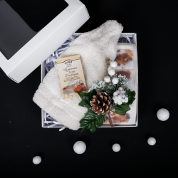 Geschenkset GINTARAI in einer Geschenkbox. Mütze und Tupfer 