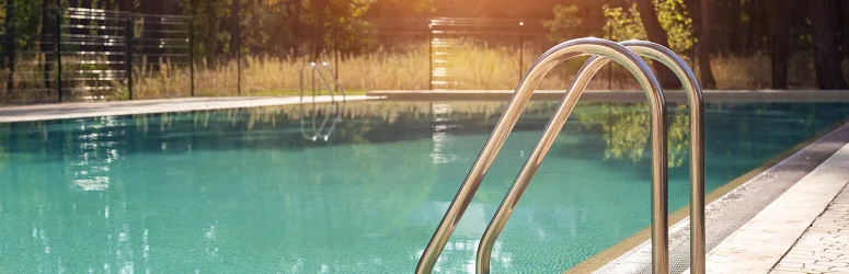 Frühjahrsöffnung des Pools: So öffnen Sie Ihren Außenpool nach dem Winter