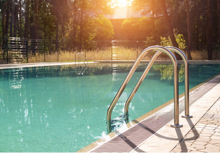 Frühjahrsöffnung des Pools: So öffnen Sie Ihren Außenpool nach dem Winter