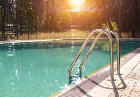 Frühjahrsöffnung des Pools: So öffnen Sie Ihren Außenpool nach dem Winter