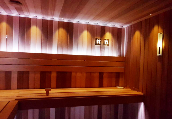 Sauna aus Erlen- und kanadischem Zedernholz