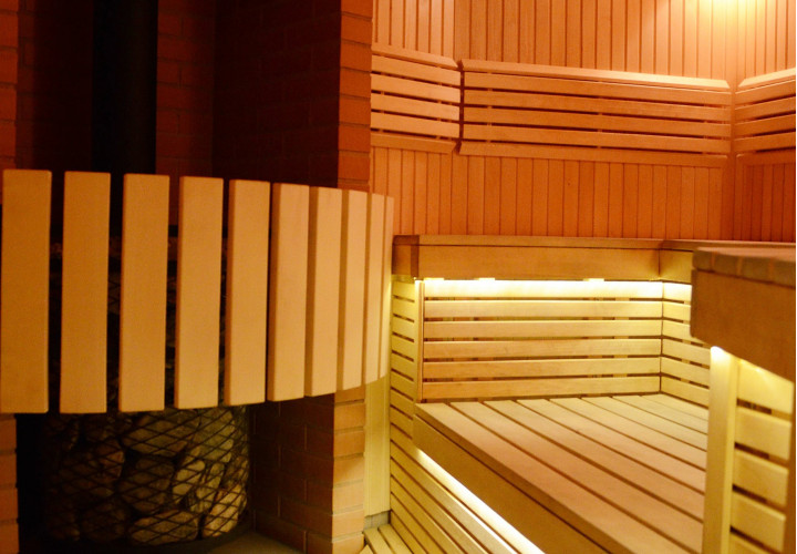 Traditionelle Sauna mit Holzofen