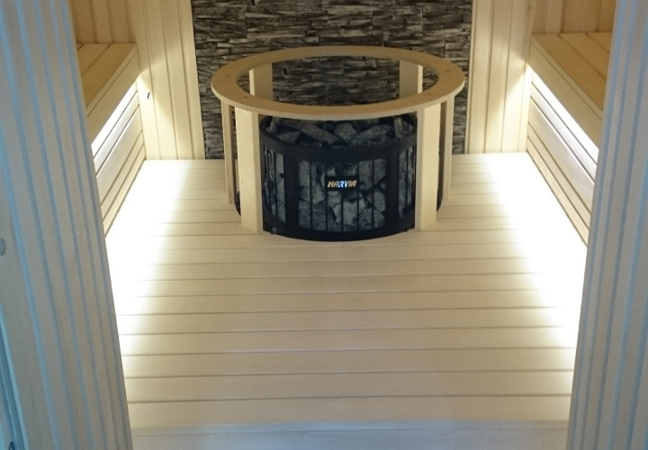 Kompakte Sauna mit markanter Steinwand