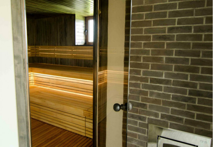Sauna mit dunkler Innenausstattung und Fenster