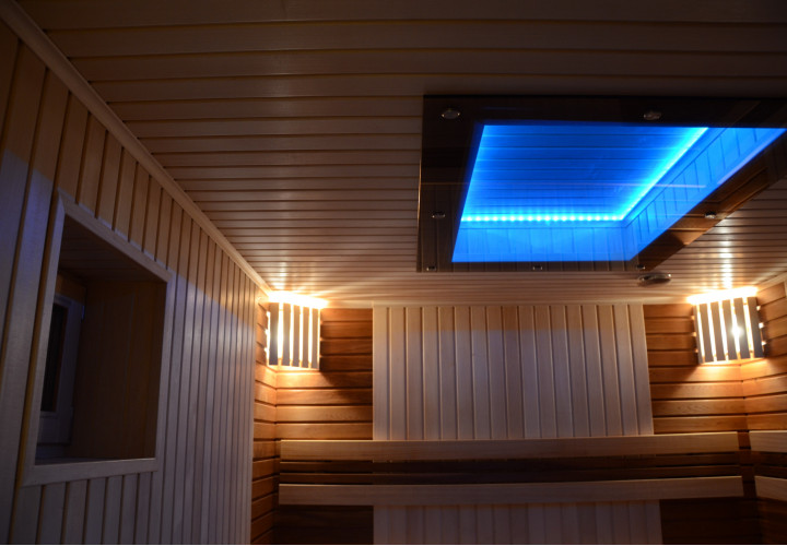 Sauna mit Holzofen und Glasdecke