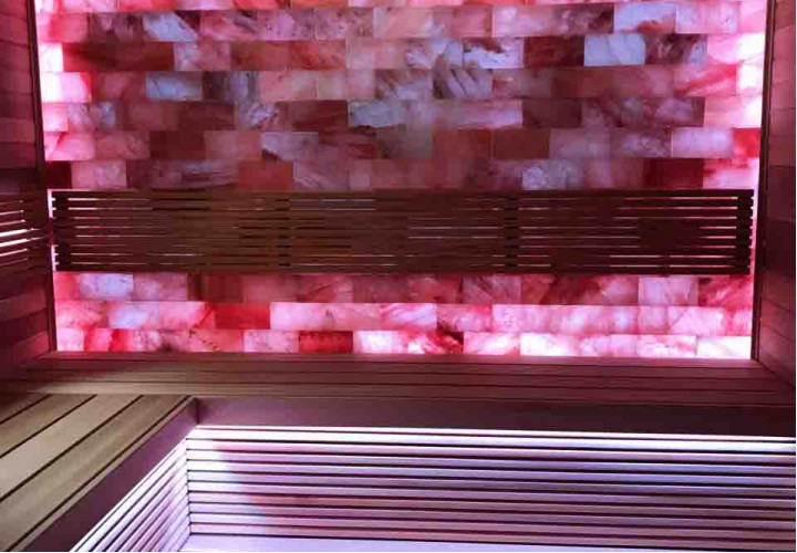 Infrarotsauna mit Dampf und Himalaya-Salzwand
