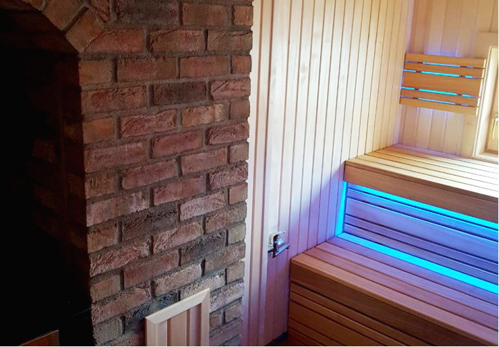 Sauna mit Wärmespeicherofen und Fenster