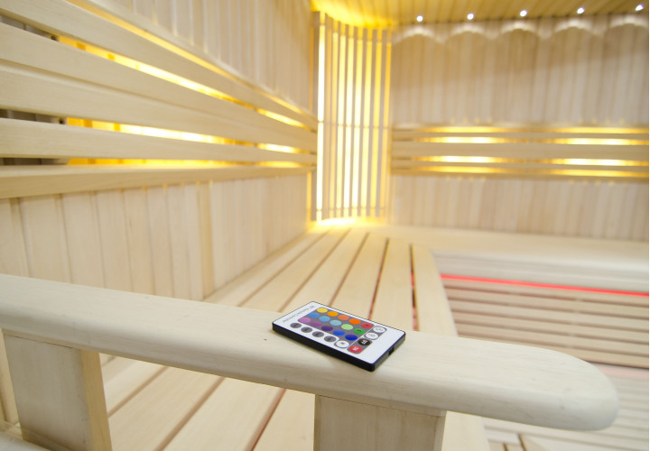 Helle Sauna mit einstellbarer LED-Beleuchtung