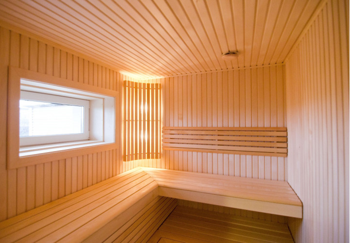 Minimalistische Lindenholzsauna