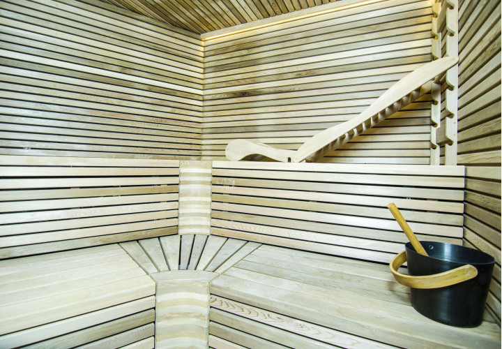 Sauna mit ergonomischer Bank und Zedernholz