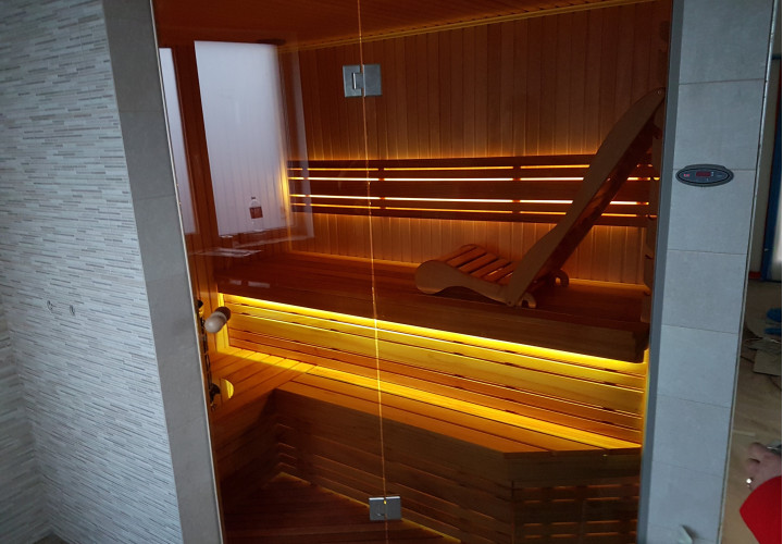 Sauna mit ergonomischer Bank und Abachi-Holz