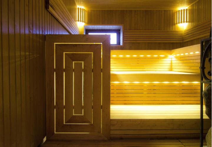 Sauna mit dreistufigen Erlenholzbänken