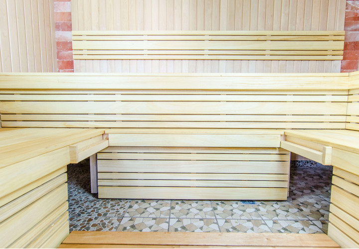 Sauna mit Himalaya-Salzwand und verschiebbarer Bank