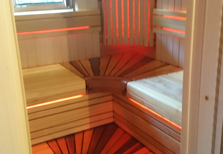 Sauna mit geschlossenem Ofen und Fenster
