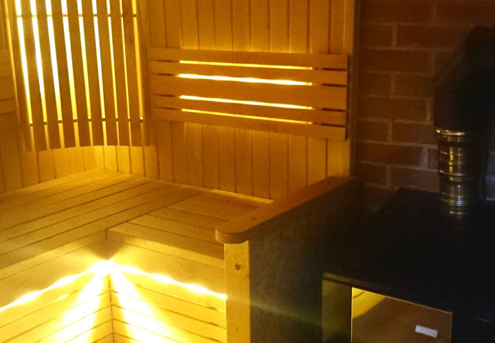 Sauna mit geschlossenem Ofen für sanften Dampf