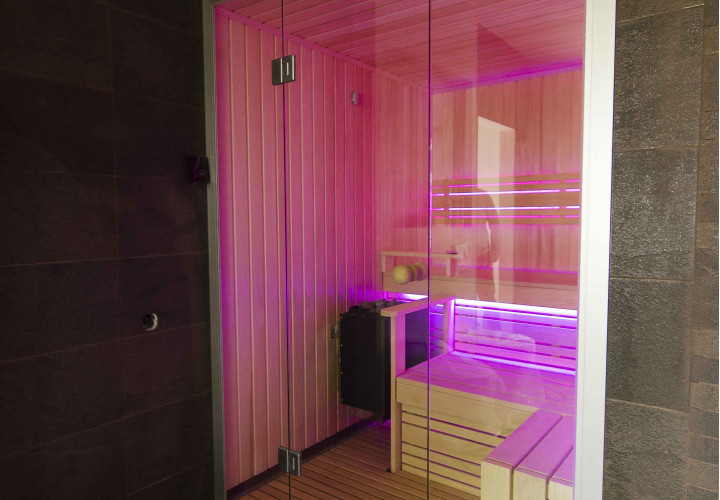 Sauna mit farbiger LED-Beleuchtung und Soundsystem