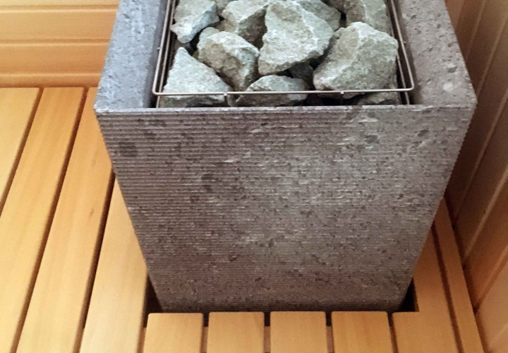 Sauna mit eingebautem Heizgerät und Panoramafenster