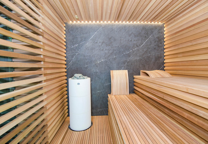 Moderne Sauna mit Dampffunktion
