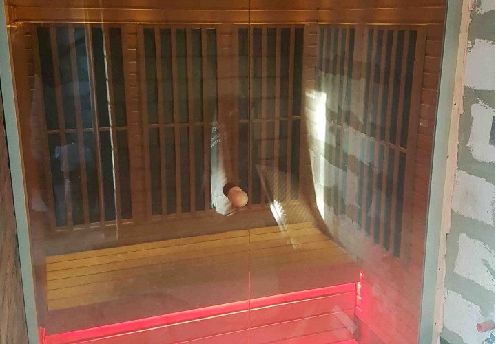 Infrarotsauna mit Glasfront und LED-Beleuchtung