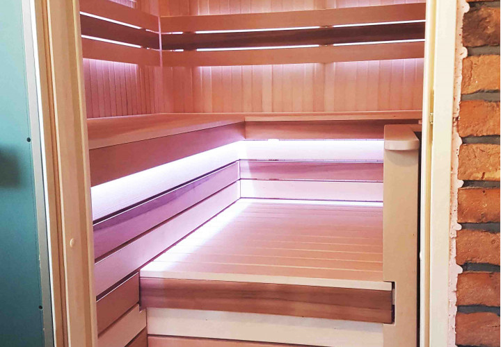 Sauna mit Holzofen und externem Feuerraum