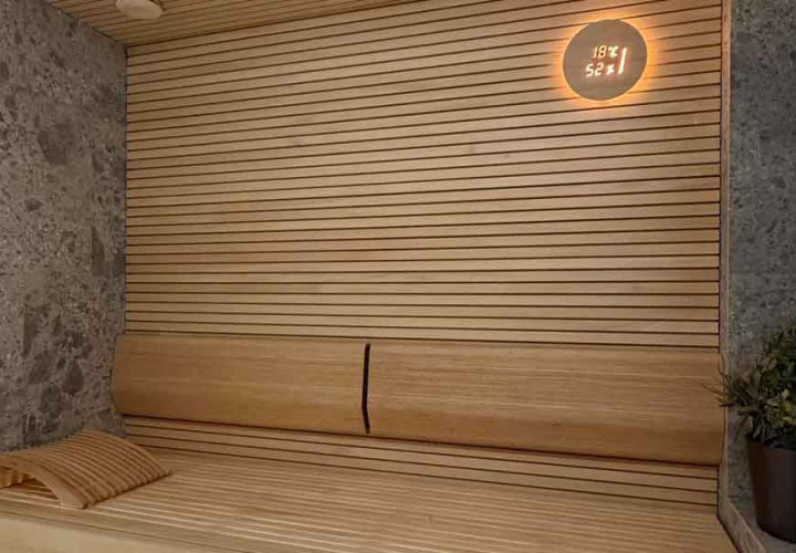 Sauna mit Holz- und Steinverkleidung