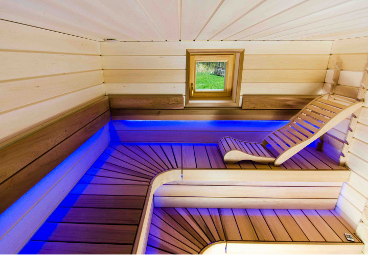 Sauna mit Wärmespeicherofen und externem Feuerraum