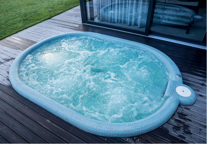 Hydromassage-Außenpool