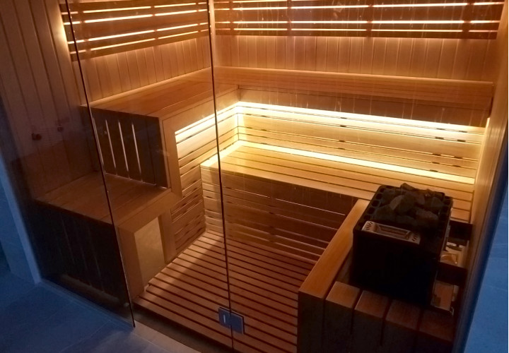 Sauna mit Glasfront und Blick auf den Pool