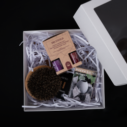 Geschenkset in einer Geschenkbox DUFTENDE WÄRME. Eine Bürste, ein Becher für Düfte und ätherische Öle  Geschenkset in einer Geschenkbox DUFTENDE WÄRME. Eine Bürste, ein Becher für Düfte und ätherische Öle