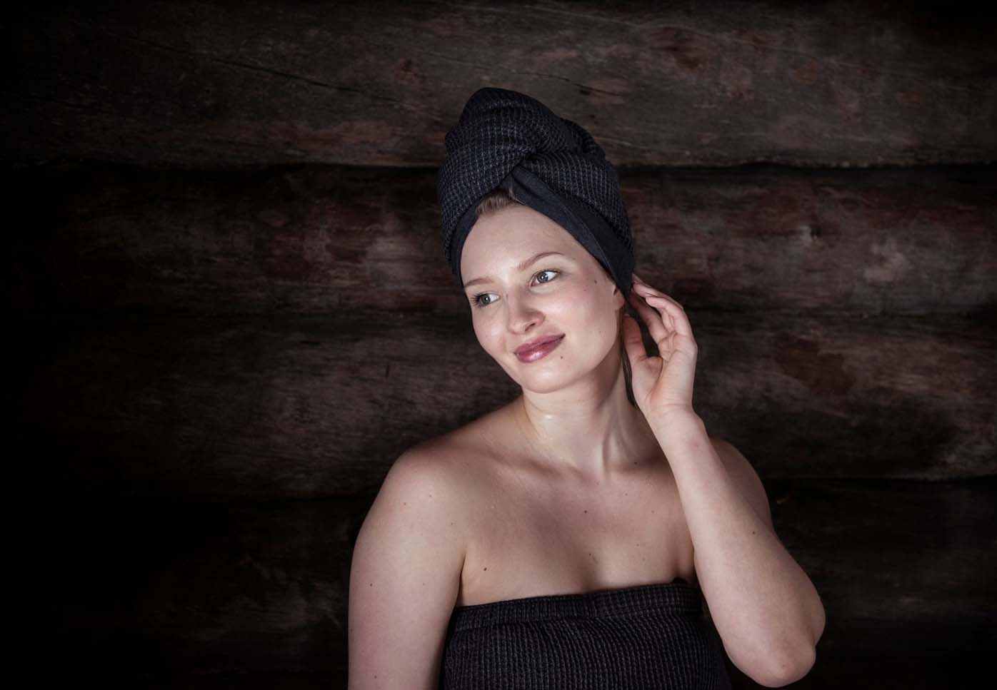 Frau in der Sauna mit einem Haarhandtuch