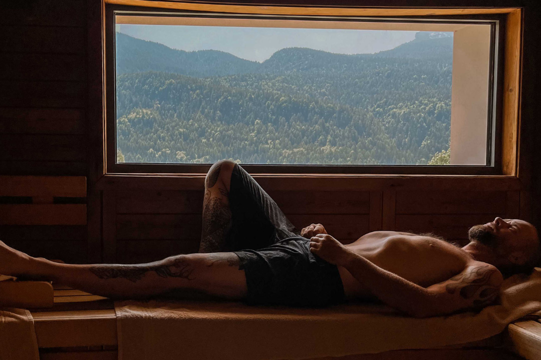 Ein Mann ruht sich in der Sauna aus.