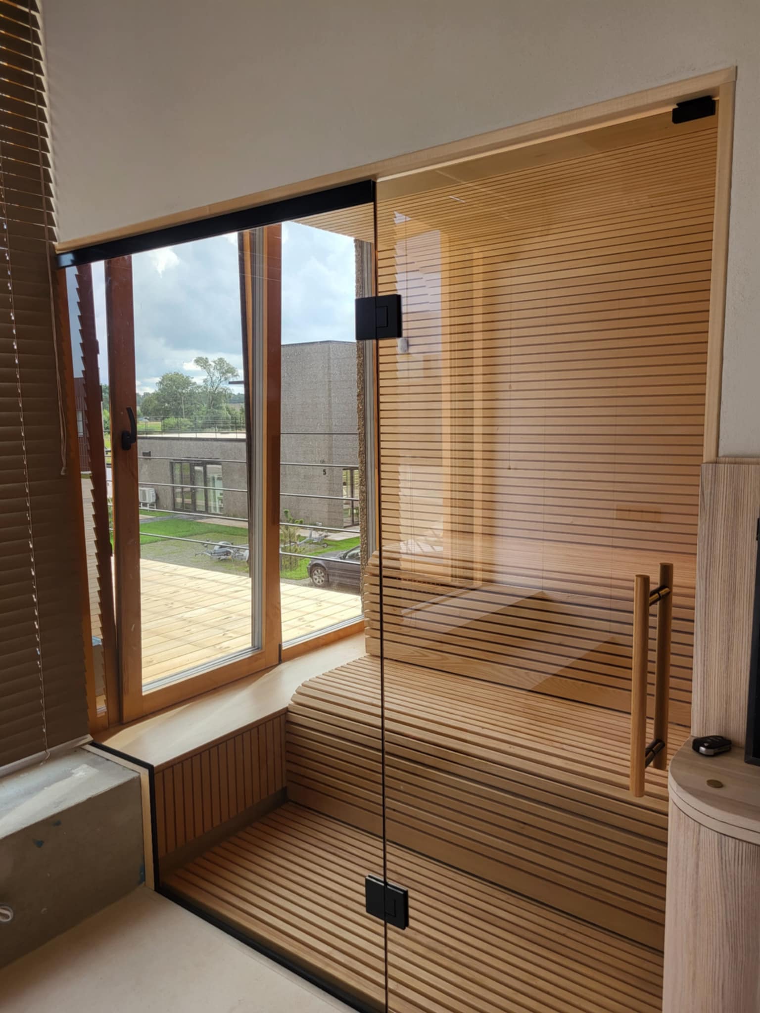 Fenster und Glaswand in der Sauna