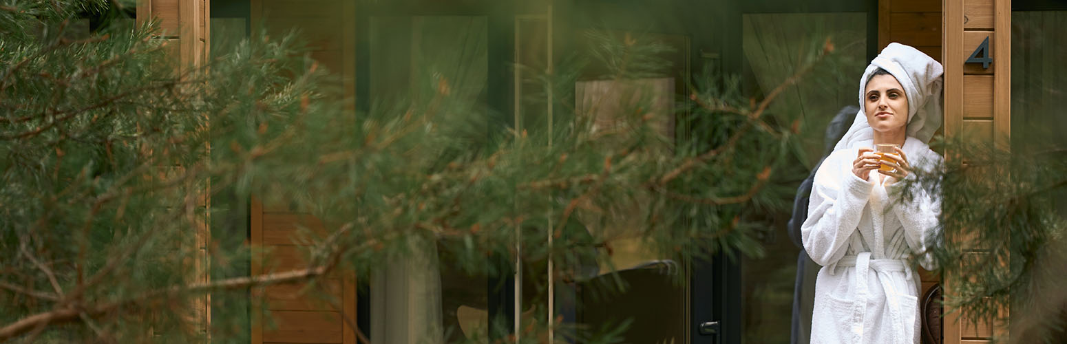 Heißwasserritual: Warum warmes Wasser zur Entspannung beiträgt – und warum die Hitze der Sauna noch mehr bewirkt.