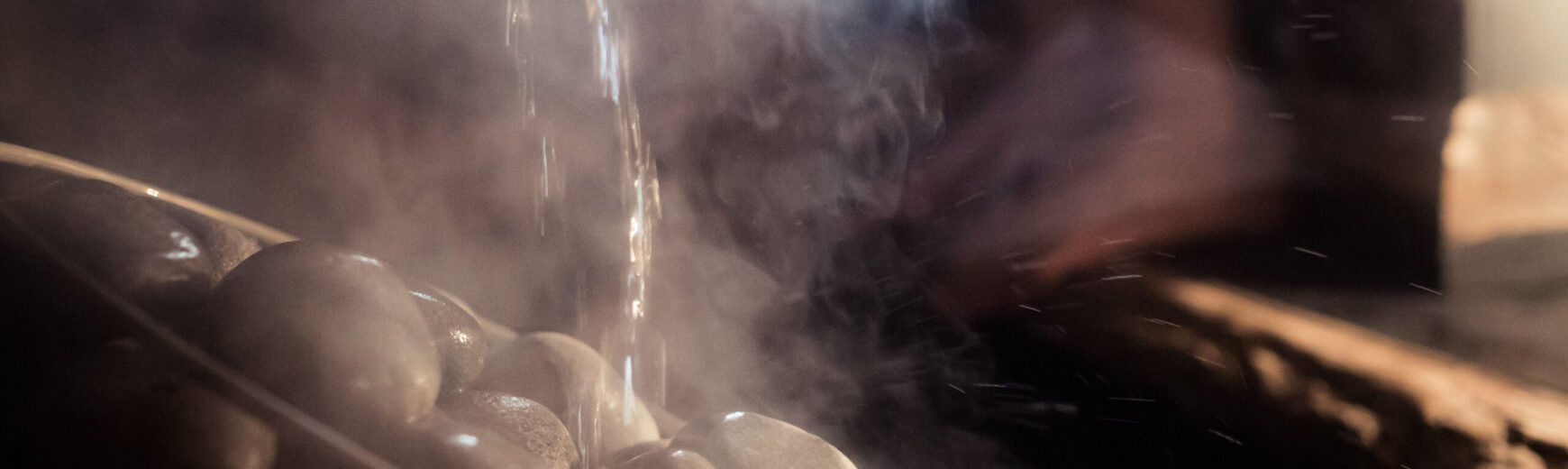 Kann man Wasser auf einen elektrischen Saunaofen gießen? Richtige Anwendung und häufige Fehler