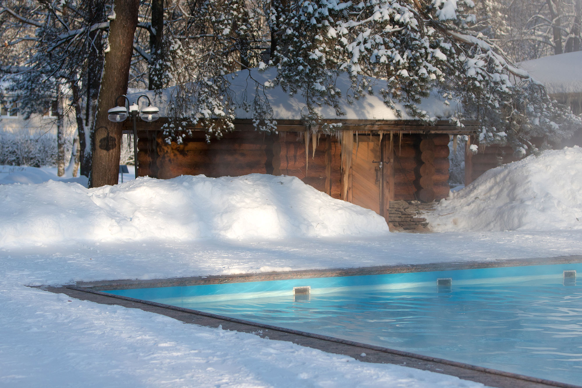 Sauna und Pool im Winter