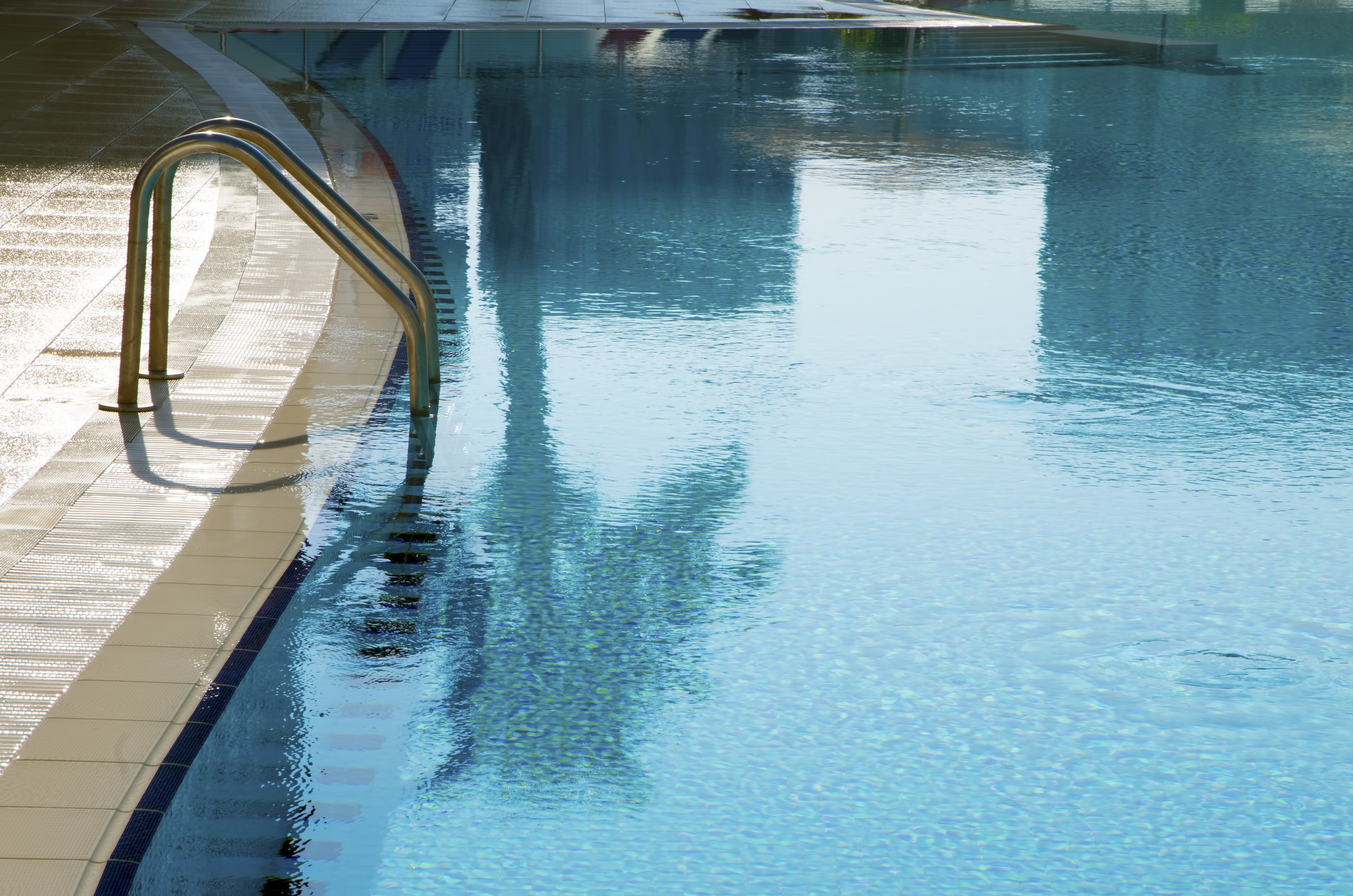 Die Poolsaison beginnt nach dem Winter.