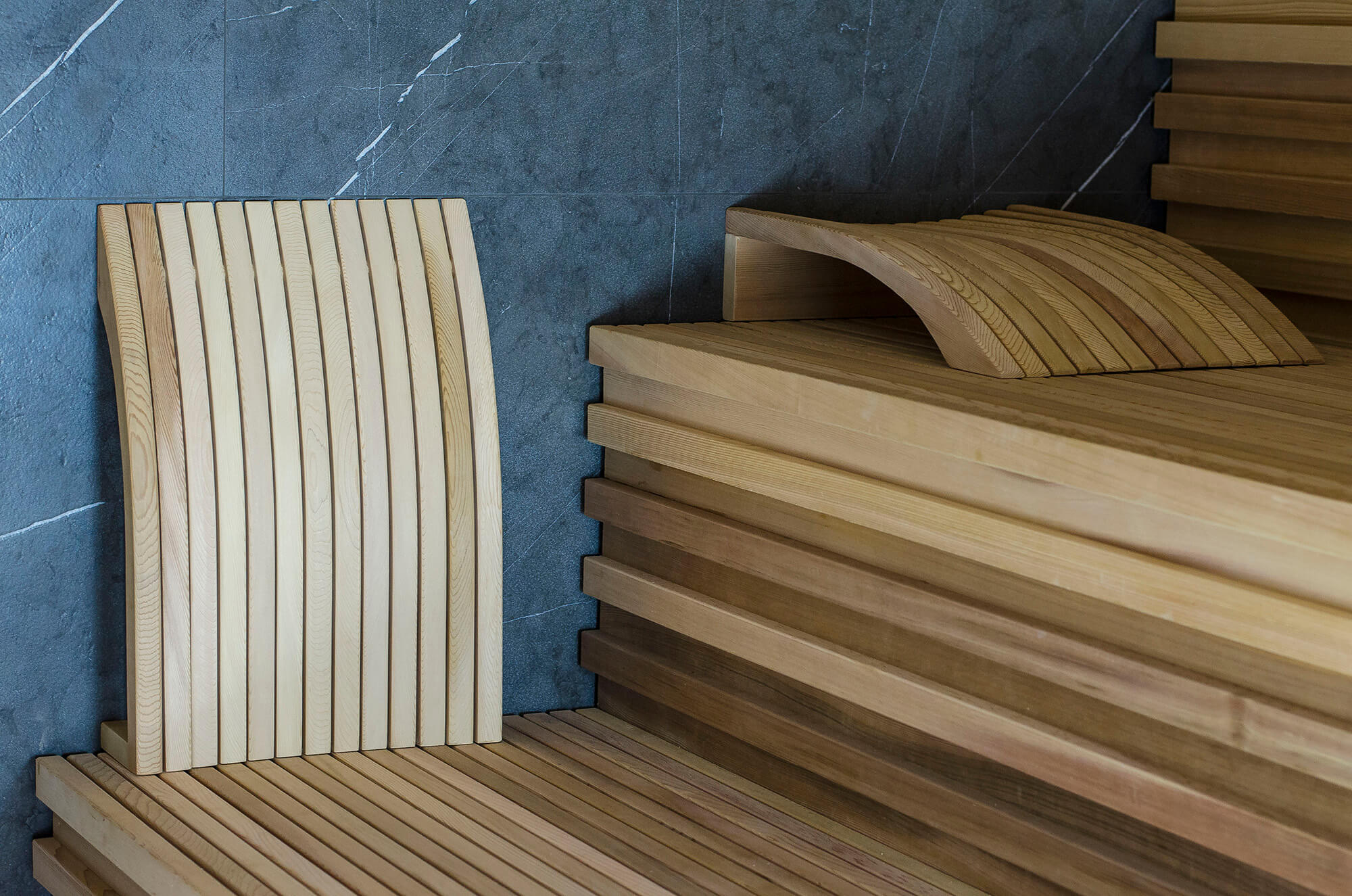 Sauna-Rückenlehne und Kopfstütze in Gebrauch