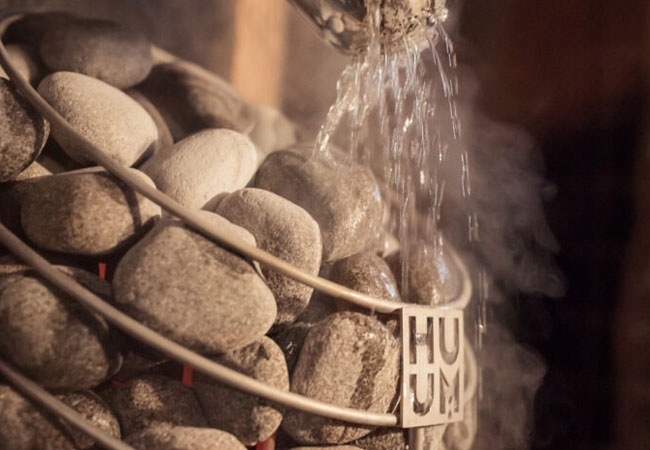 Kann man Wasser auf einen elektrischen Saunaofen gießen? Richtige Anwendung und häufige Fehler