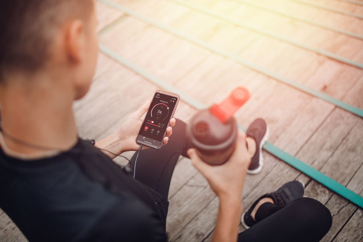 Sportler mit Wasserflasche und Handy