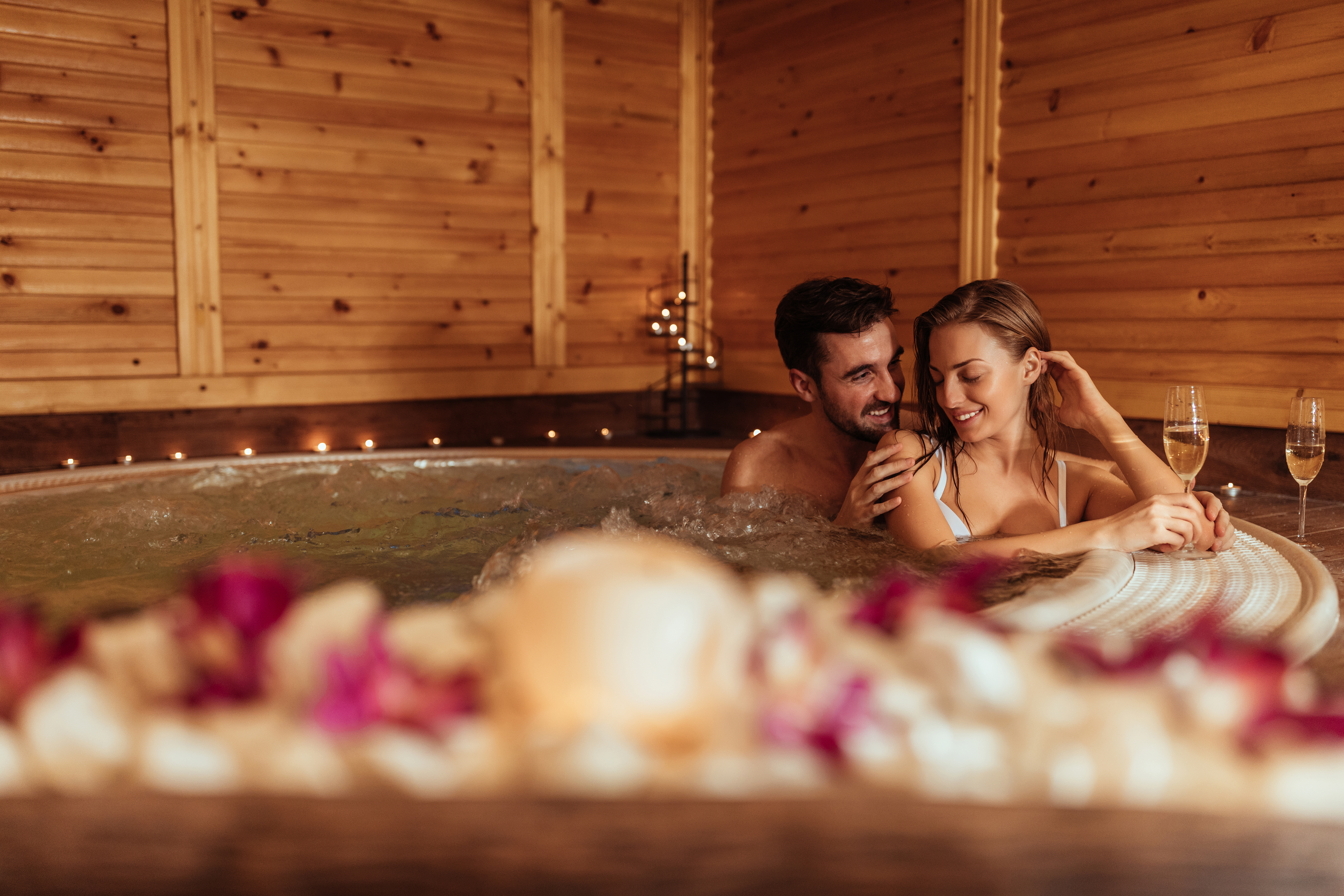 Romantische Spa-Atmosphäre mit warmem Wasser und Hydromassage zum Valentinstag