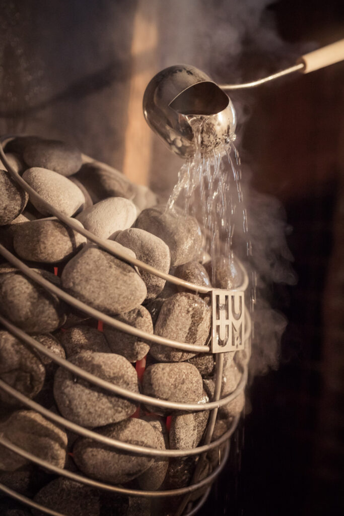 Wie man richtig Wasser auf die Heizsteine einer elektrischen Sauna gießt