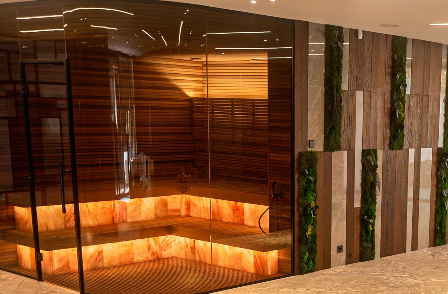 Luxuriöse Sauna mit stimmungsvoller Beleuchtung