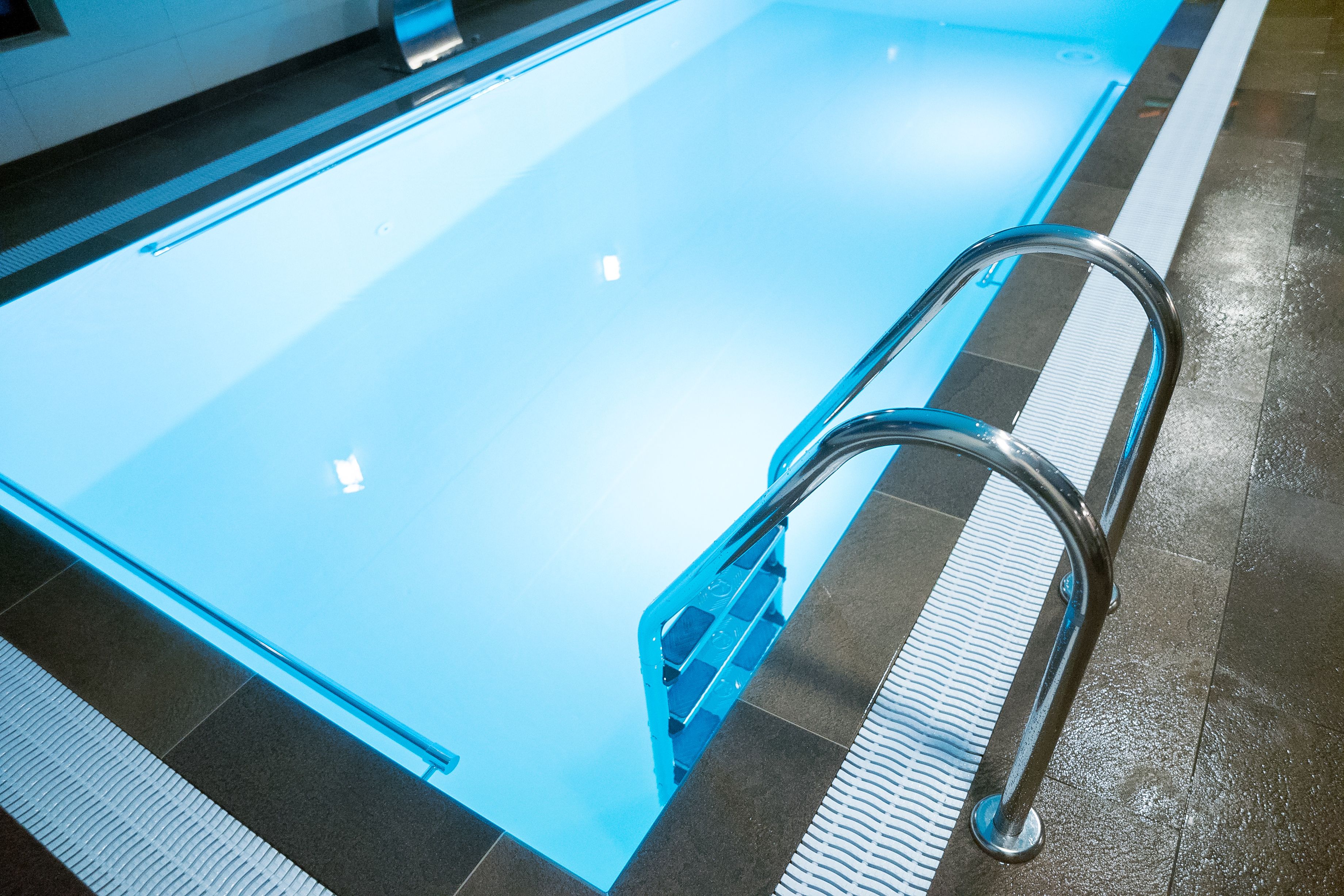 Poolleiter und Innenausbau eines Schwimmbeckens