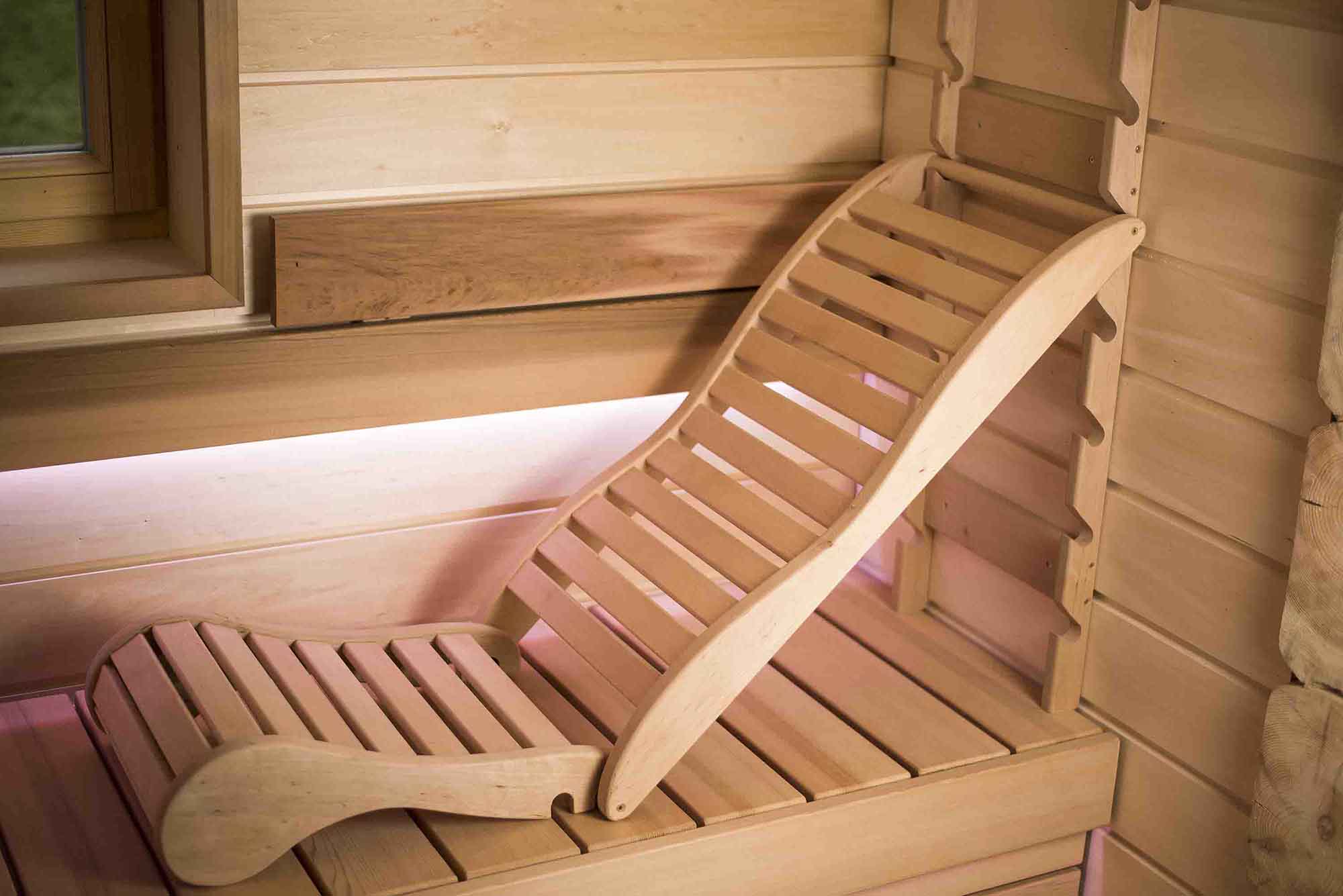 Saunainterior aus hellem Holz