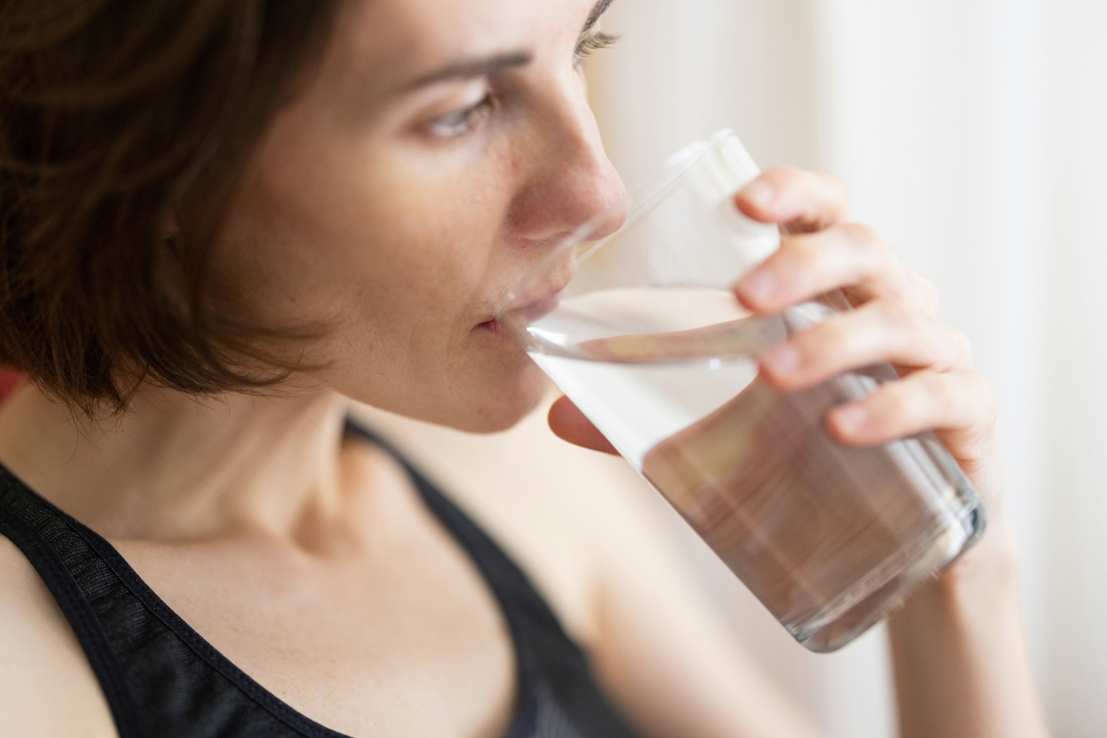 Mädchen trinkt ein Glas Wasser