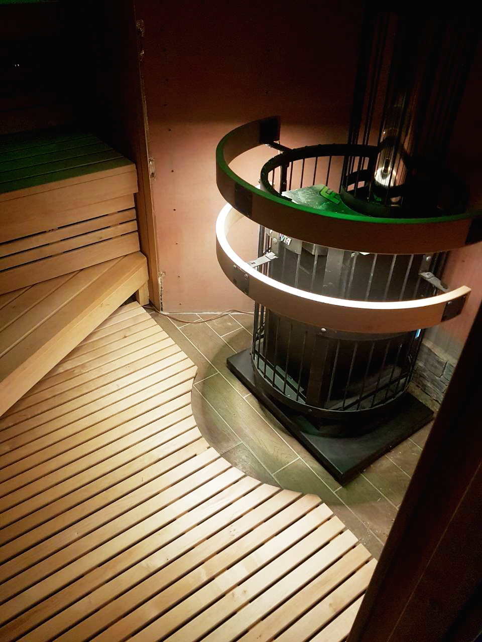 Sauna aus Erlen- und kanadischem Zedernholz