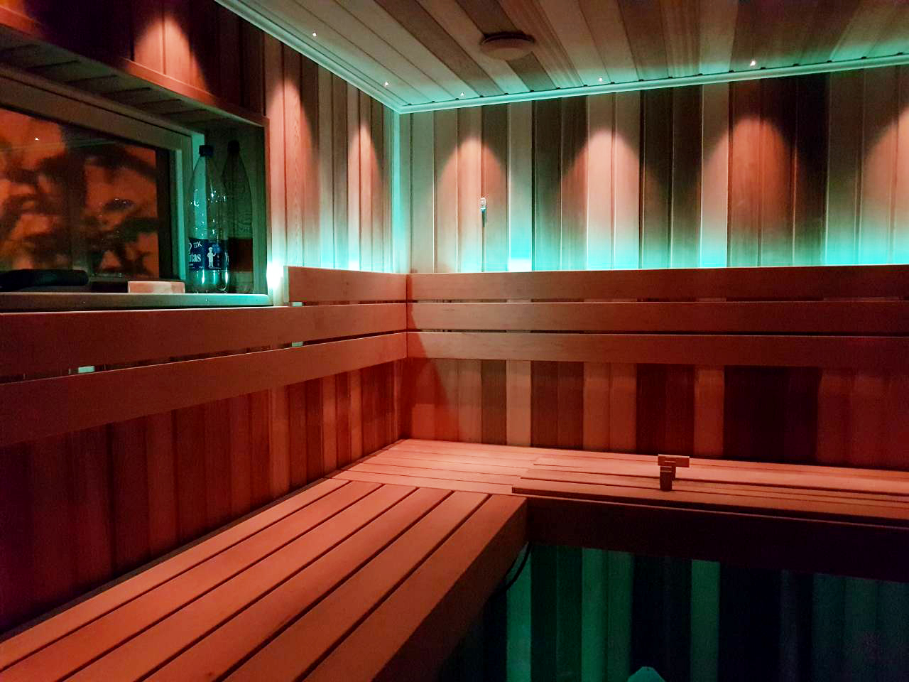 Sauna aus Erlen- und kanadischem Zedernholz