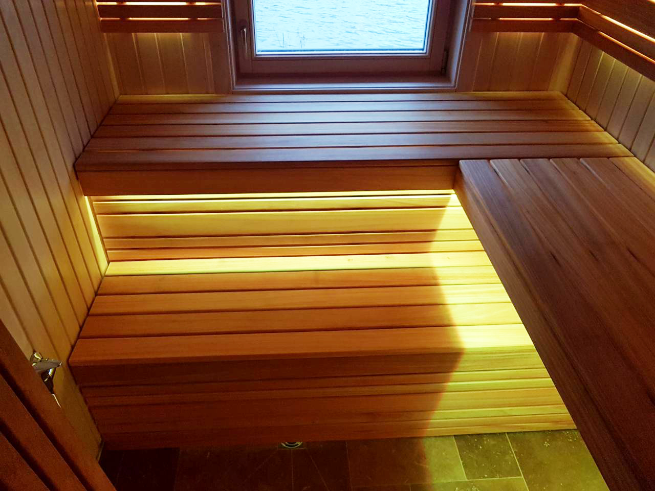 Sauna mit Wärmespeicherofen und Fenster