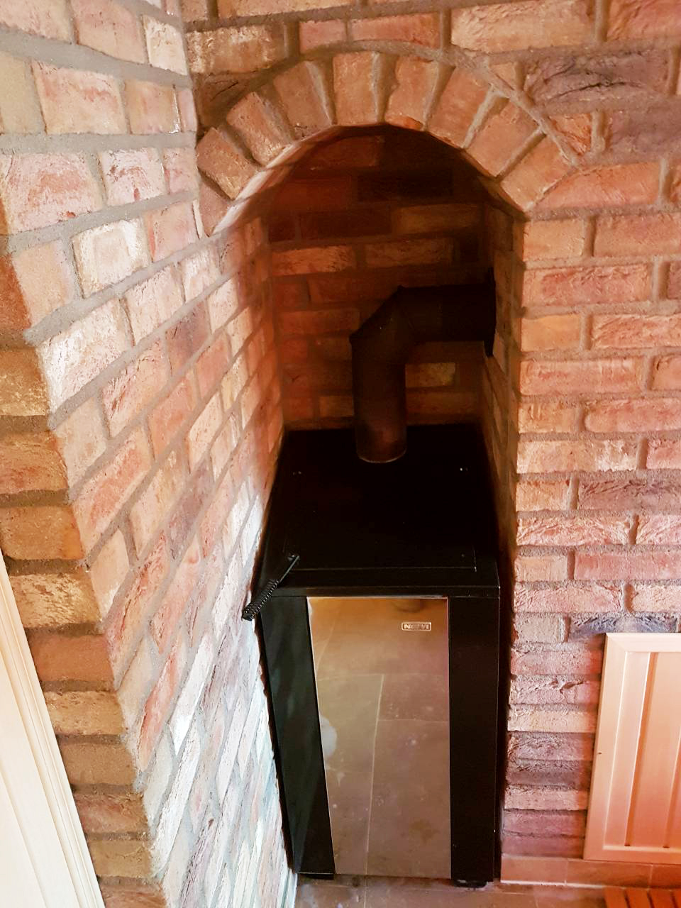 Sauna mit Wärmespeicherofen und Fenster