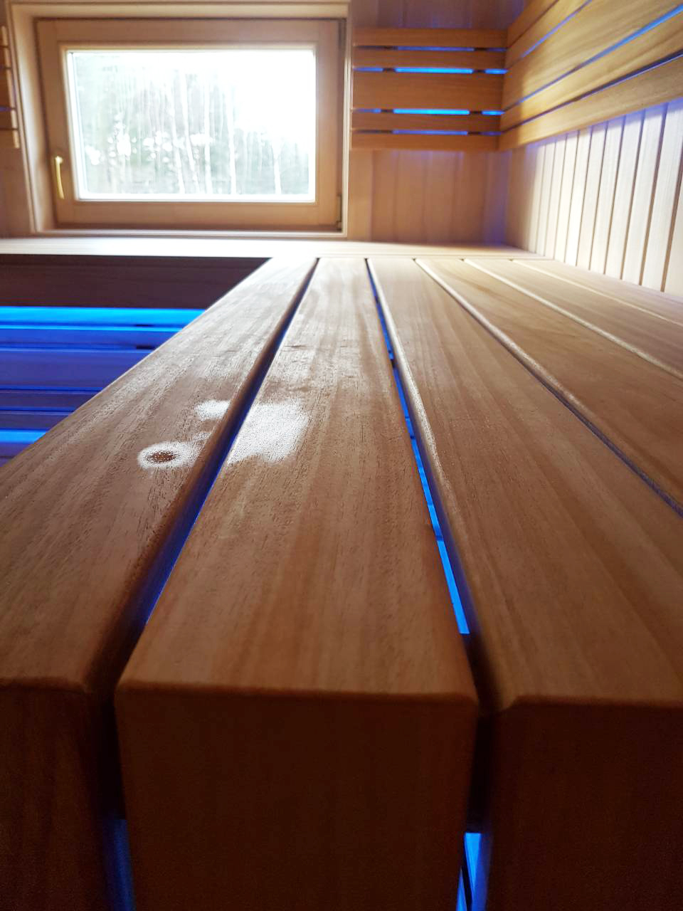 Sauna mit Wärmespeicherofen und Fenster